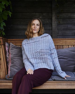 Bluse med bred ribb og fletter foran. Garnpakke