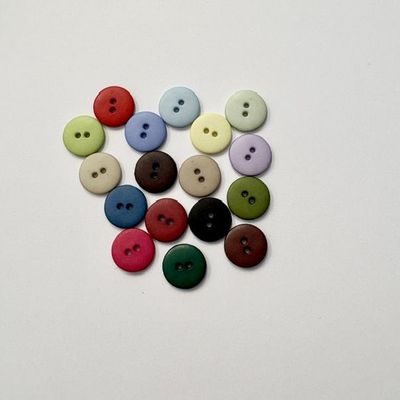 Fargede knapper 15 mm.